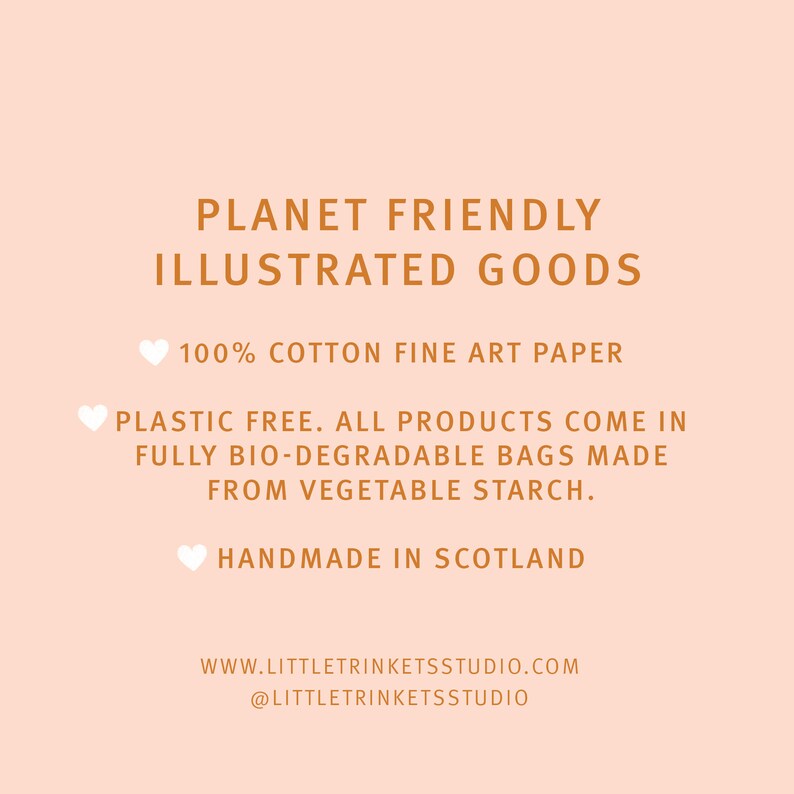 K&ouml;nnte beinhalten: Pfirsichfarbener Hintergrund mit Text, der "PLANET FRIENDLY ILLUSTRATED GOODS" ank&uuml;ndigt. Der Text hebt "100% COTTON FINE ART PAPER", "PLASTIC FREE" und "HANDMADE IN SCOTLAND" hervor. Website- und Social-Media-Informationen sind ebenfalls enthalten.