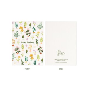 K&ouml;nnte beinhalten: Geburtstagskarte mit floralem Design und dem Schriftzug "Happy Birthday" auf der Vorderseite. Das Design zeigt bunte Blumen und Gr&uuml;nzeug. Die R&uuml;ckseite der Karte ist schlicht mit einem kleinen Logo und Text.