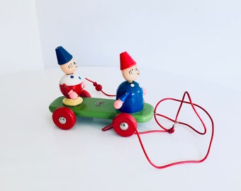 Clown drag toy Graslitzer pull figure on wheels wooden toys 60s car top condition green red car