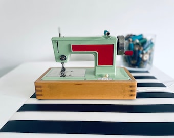 Children's sewing machine vintage battery operated green and red decoration 50-60s sewing thread toy tin toy memorabilia