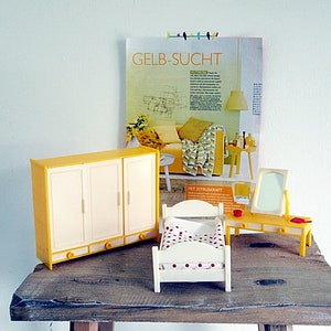réduit Maison de poupée années 60-70, armoire de chambre à coucher, modèle jaune, lit rétro, coiffeuse, housse de couette image 3