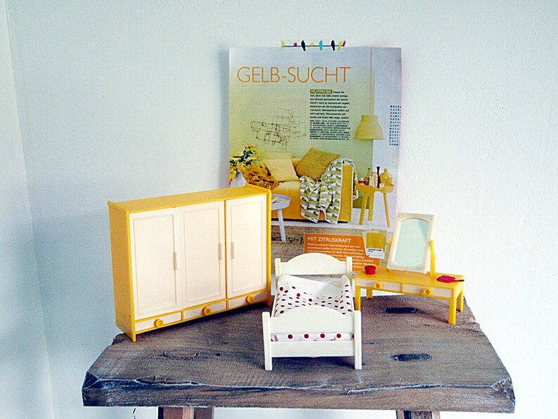 réduit Maison de poupée années 60-70, armoire de chambre à coucher, modèle jaune, lit rétro, coiffeuse, housse de couette image 3
