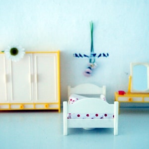 réduit Maison de poupée années 60-70, armoire de chambre à coucher, modèle jaune, lit rétro, coiffeuse, housse de couette image 1