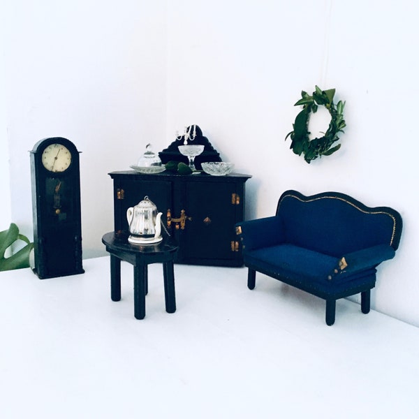 Große Puppenstube  Vintage ca. 20er Jahre Vertiko Standuhr schwarz  Puppentisch Tisch  Sofa Canapee Puppenhausmöbel