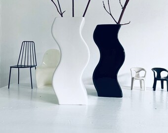 2 Wellenvasen 90er Jahre Blumenvase Vintage  schwarz weiß Minimalist Design Black and White