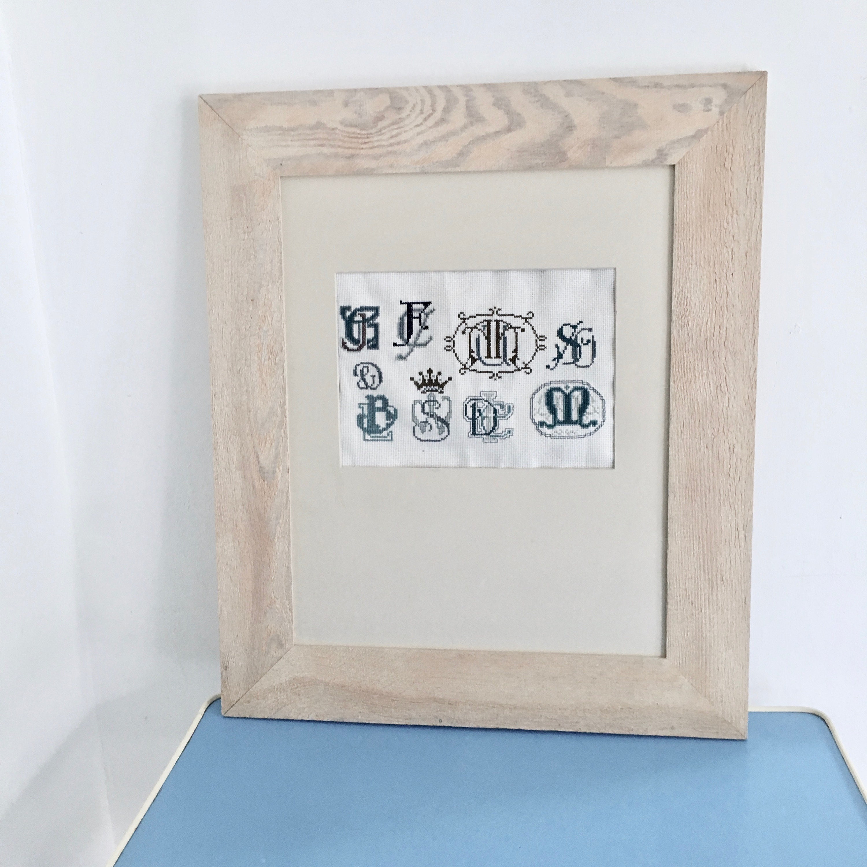 Picture embroidered picture frame 80s art artist ornament blue letters Shabby-Chic country house country