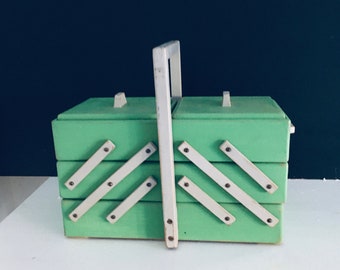 Filled sewing box Shabby Chic 50s Mid Century DIY chalk paint furniture Fifties dresser type box green gray yarn wooden spool