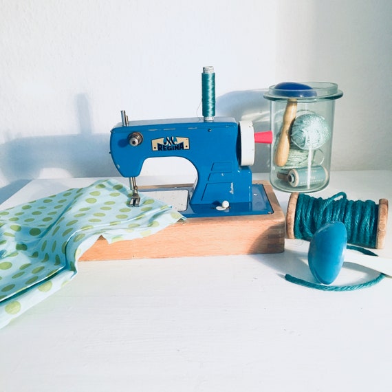 Vintage Sewing Machine & Threads Tin Vintage Sewing Machine & Threads Tin