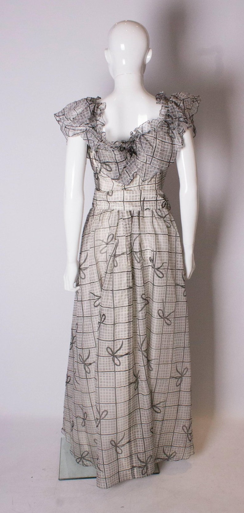 A Vintage 1970s grey printed silk evening gown by Gina Fratini image 7