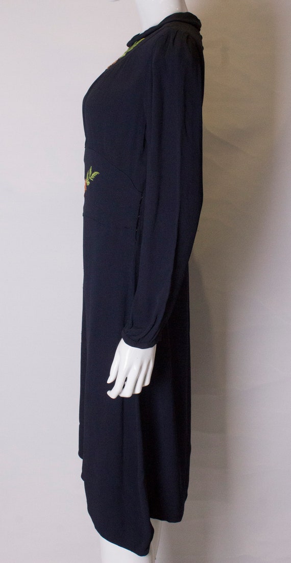 A Vintage dark navy Blue 1940s floral embroidered… - image 6