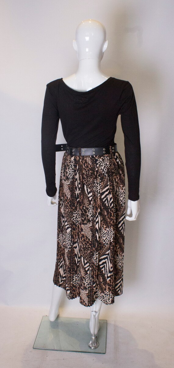 A Vintage 1980s Leopard Print Skirt with Pleats - image 7