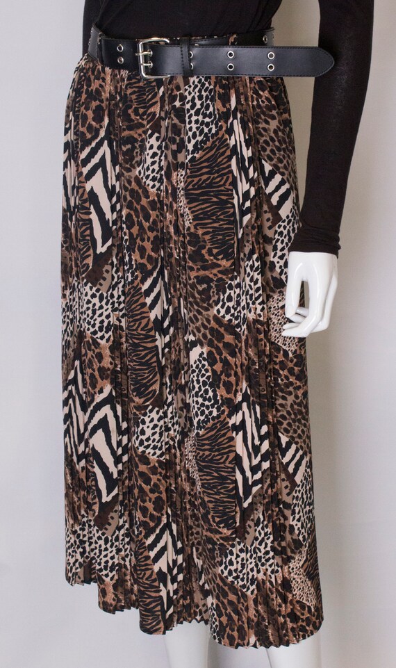 A Vintage 1980s Leopard Print Skirt with Pleats - image 4