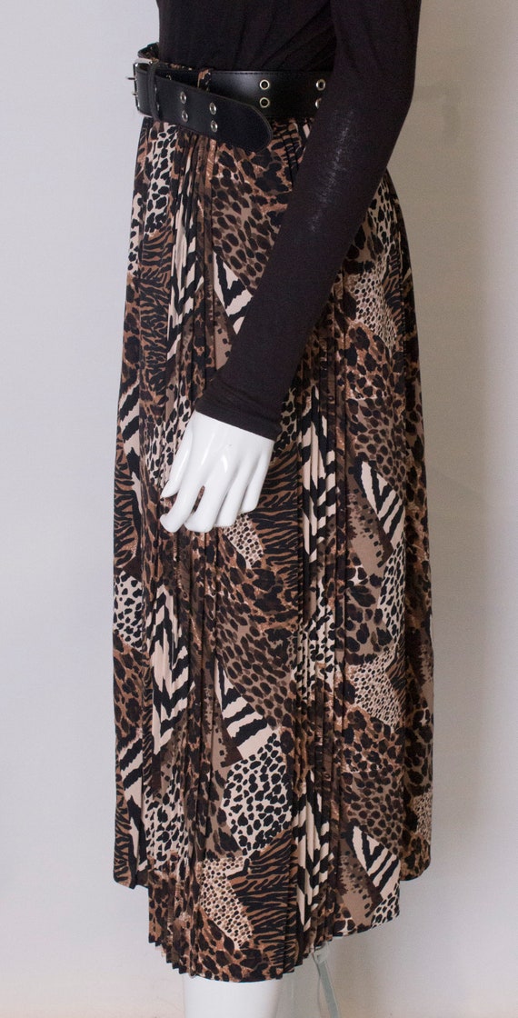 A Vintage 1980s Leopard Print Skirt with Pleats - image 6