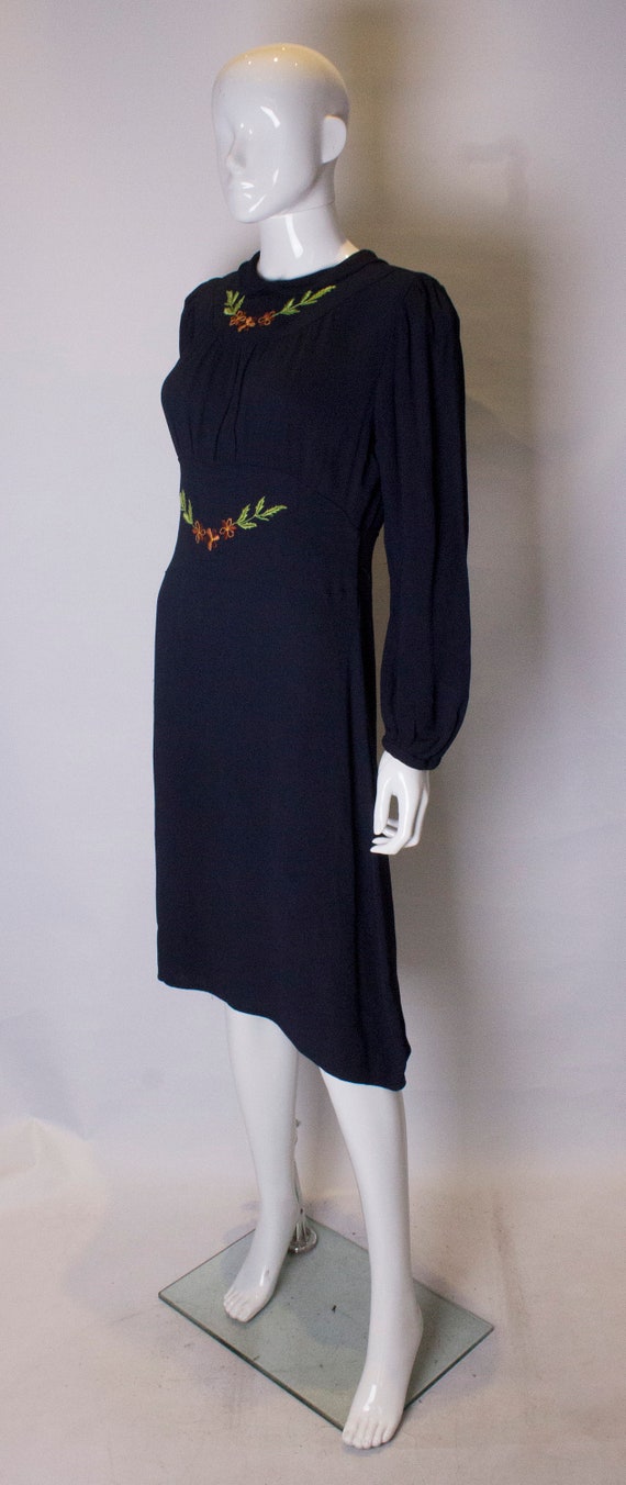 A Vintage dark navy Blue 1940s floral embroidered… - image 3