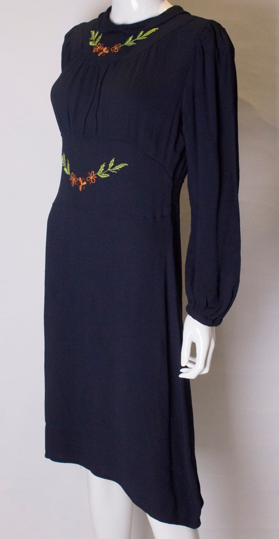 A Vintage dark navy Blue 1940s floral embroidered… - image 4