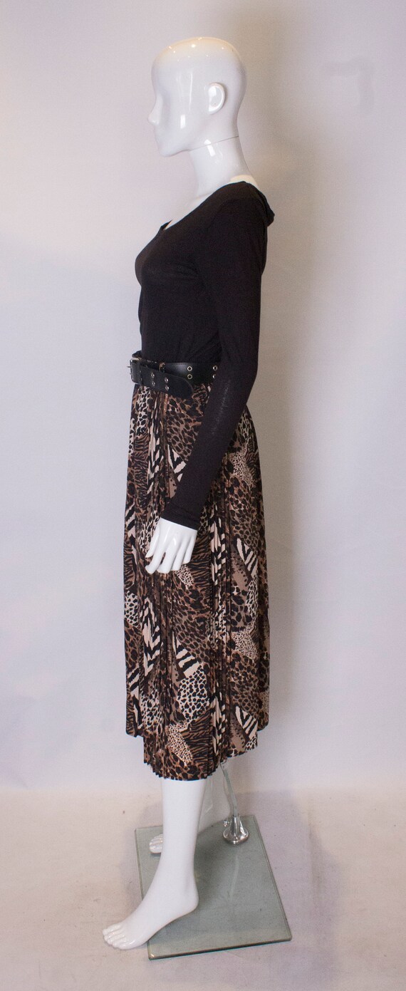 A Vintage 1980s Leopard Print Skirt with Pleats - image 5