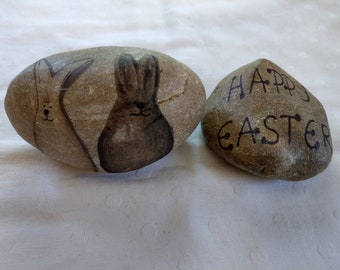 1x Zwei Hasen und 1 x Happy Easter auf zwei Steinen