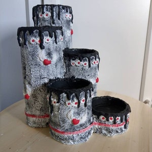 Upcycling: Kerzenständer aus Papprollen für Teelichter im gothic Stil.