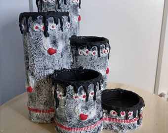 Upcycling: Kerzenständer aus Papprollen für Teelichter im gothic Stil.