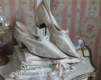 Chaussures de mariée en soie Paris 1900 avec support