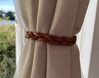 Embrasse de rideau tressée minimaliste en cuir fait main britannique avec fermeture à fermoir