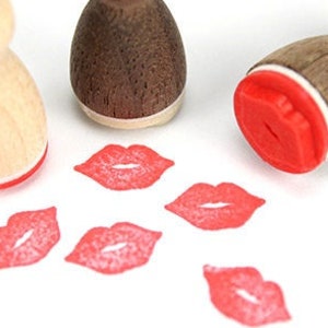 Stemplino Ministempel - Lippen Küsse- Holz Motivstempel für Journal Kalender Weihnachtskarten basteln,Mitgebsel Kinder Stempel, Liebesbrief