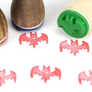 Mini znaczek Stemplino - nietoperz - drewniany stempel z motywem do robienia kartek do kalendarza dziennika, znaczek dziecięcy w torebce imprezowej, zwierzęcy makijaż na Halloween