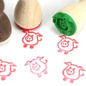 Stemplino Ministempel Siggi Schwein Holz Motivstempel für Journal Kalender Weihnachtskarten basteln,Mitgebsel Kinderstempel,Tier Bauernhof Bild 1