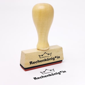 Tampon d'enseignant -Rechenkönig*in- Tampon d'enseignant d'école primaire avec inscription amusante et motif de couronne, tampon de motivation des élèves 50 mm x 15 mm