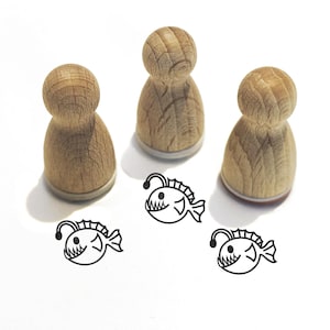 Mini timbro -Albert Anglerfish- timbro per bambini con motivo animale per diario creativo, calendario dell'avvento, pesce luminoso degli abissi, serie 10-F028