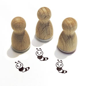 Mini timbro - Bruco Romi - Timbro per bambini con motivo animale per lavoretti, pittura, diario, idee per il calendario dell'avvento, verme, insetto, larva, serie 10-F076