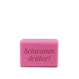 Könnte beinhalten: Ein rechteckiger, rosa Schwamm mit abgerundeten Kanten. Der Text "Schwamm drüber!" ist in dunklerem Rosa auf die Vorderseite gedruckt. Der Schwamm ist vor einem schlichten weißen Hintergrund platziert.