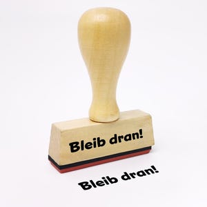 Tampon d'enseignant -Restez à l'écoute !- Tampon d'enseignant d'école primaire avec dicton et motif, tampon de motivation des élèves 50 mm x 15 mm