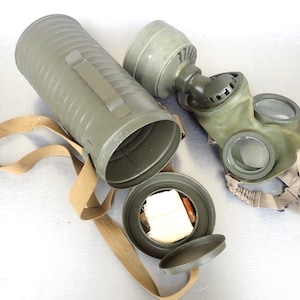 WW2 Gas Mask 1942 Swiss Army Gas Mask Gasmaske Vintage Metal Container Rubber Beach Willys Jeep Schweizer Armee Suisse Masque a Gaz