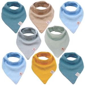 Può includere: Set di otto bavaglini per neonati in vari colori, tra cui azzurro, beige, verde, giallo e blu scuro. I bavaglini sono realizzati in un tessuto morbido e testurizzato e hanno una forma triangolare con angoli arrotondati.