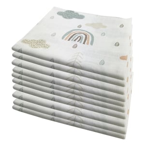 Könnte beinhalten: Ein Stapel von 10 weißen Mull-Spucktüchern mit einem Regenbogen-, Wolken- und Regentropfenmuster.