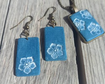 Jewelry set necklace and earrings in blue-gray with white cherry blossom