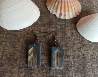 Earrings with a geometric pattern in gold