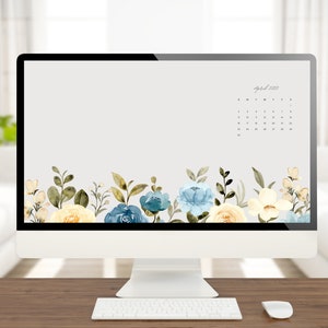 Pode incluir: Um desktop de computador com um papel de parede de design floral com flores azuis e amarelas. O papel de parede também inclui um calendário para abril de 2023.