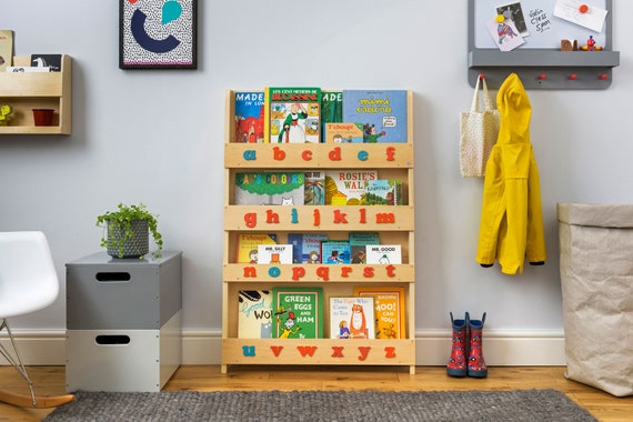 Librería Montessori - Librería Infantil de Madera con Alfabeto Montessori -  The Tidy Books Original - 115 x 77 x 7 cm - Acabado Lacado al Agua
