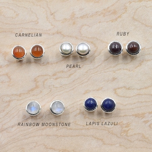 Peut inclure: Assortiment de boucles d'oreilles en pierres précieuses, dont la cornaline, la perle, le rubis, la pierre de lune arc-en-ciel et le lapis-lazuli.