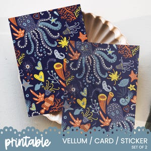 Può includere: Set di due carte stampabili con un motivo colorato di polpo e vita marina su uno sfondo blu scuro. Il testo "Vellum / Card / Sticker Set of 2" è stampato nella parte inferiore delle carte.
