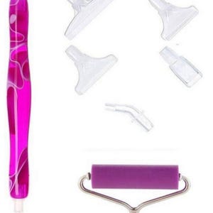 Könnte beinhalten: Diamant-Malen-Stiftset mit einem violetten Stift, einer violetten Walze und sechs klaren Plastikspitzen. Der Text auf dem Bild lautet "Diamond Painting - Stifte Set INKL. Stifte, Walze & 6 Aufsätzen LA PERLA DI SAWI".