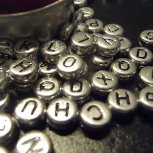 Buchstabe Perle silber mix oder nach Wahl flach rund A-Z SaWi Buchstaben-Perlen für Namensschmuck, Ketten & Armbänder, Schmuck basteln, DIY