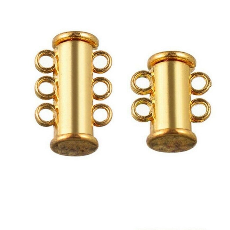 K&ouml;nnte beinhalten: Zwei goldfarbene magnetische Verschl&uuml;sse zum Schmuck basteln. Jeder Verschluss hat vier Schlaufen zum Anbringen von Ketten oder Schn&uuml;ren.