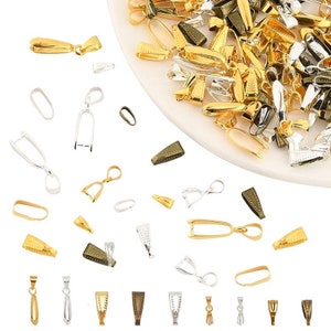 Könnte beinhalten: Sortiment an Anhängerösen in Gold, Silber und Bronze. Die Ösen sind in verschiedenen Formen und Größen, darunter oval, rund und tropfenförmig. Sie sind perfekt, um Ihren Schmuckprojekten einen Hauch von Eleganz zu verleihen.