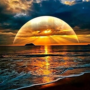 Könnte beinhalten: Ein lebendiger Sonnenuntergang über einem ruhigen Meer mit einer großen, leuchtenden Kugel am Himmel. Die Sonnenstrahlen sind durch die Wolken sichtbar und schaffen eine warme und einladende Atmosphäre.
