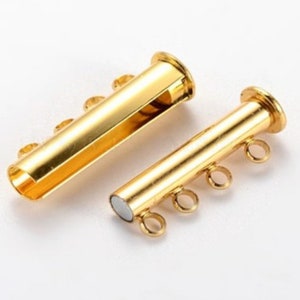 K&ouml;nnte beinhalten: Zwei goldfarbene magnetische Verschl&uuml;sse zum Schmuck basteln. Jeder Verschluss hat vier Schlaufen zum Anbringen von Ketten oder Schn&uuml;ren.