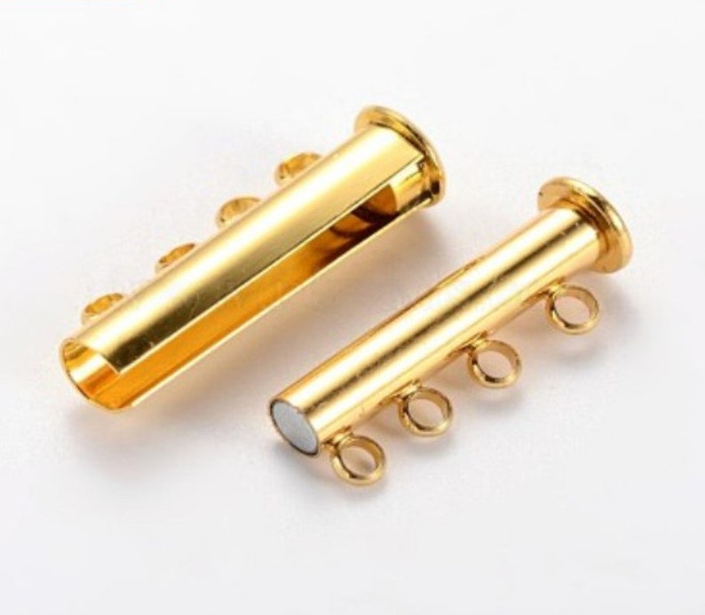 K&ouml;nnte beinhalten: Zwei goldfarbene magnetische Verschl&uuml;sse zum Schmuck basteln. Jeder Verschluss hat vier Schlaufen zum Anbringen von Ketten oder Schn&uuml;ren.