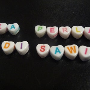 Buchstabenperlen Herz, weiß mit bunten Buchstaben, A-Z mix, Letter Beads, für Namensschmuck, Taschenanhäger oder Kinderschmuck
